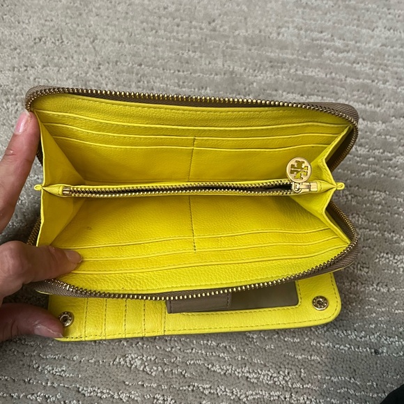 Like new Tori Burch Wallet - Picture 3 of 3